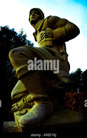 Soldato tedesco della Wehrmacht pietra infanntryman guerra mondiale due memorial uomo caduto Deutsch maschio patrimonio di storia editoriale morente blu Foto Stock