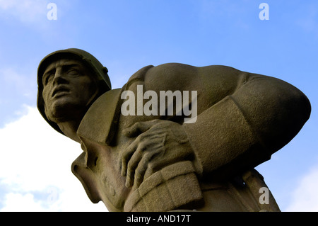 Soldato tedesco della Wehrmacht pietra infanntryman guerra mondiale due memorial uomo caduto Deutsch maschio patrimonio di storia editoriale morente blu Foto Stock