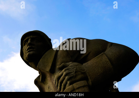 Soldato tedesco della Wehrmacht pietra infanntryman guerra mondiale due memorial uomo caduto Deutsch maschio patrimonio di storia editoriale morente blu Foto Stock