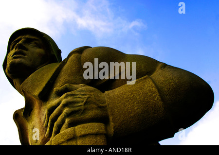 Soldato tedesco della Wehrmacht pietra infanntryman guerra mondiale due memorial uomo caduto Deutsch maschio patrimonio di storia editoriale morente blu Foto Stock