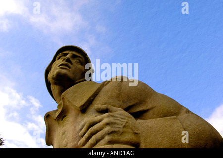 Soldato tedesco della Wehrmacht pietra infanntryman guerra mondiale due memorial uomo caduto Deutsch maschio patrimonio di storia editoriale morente blu Foto Stock