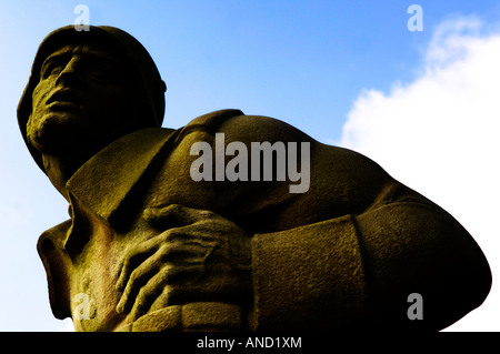 Soldato tedesco della Wehrmacht pietra infanntryman guerra mondiale due memorial uomo caduto Deutsch maschio patrimonio di storia editoriale morente blu Foto Stock