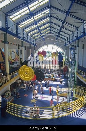 Il Museo dei Bambini di Indianapolis in Indiana USA, lobby con mobili e orologio ad acqua, i turisti nella hall del museo Foto Stock