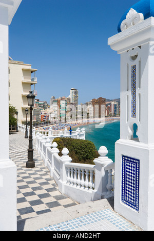 Vista della Playa de Levante da Placa del Castell, Città Vecchia, Benidorm, Costa Blanca, Spagna Foto Stock