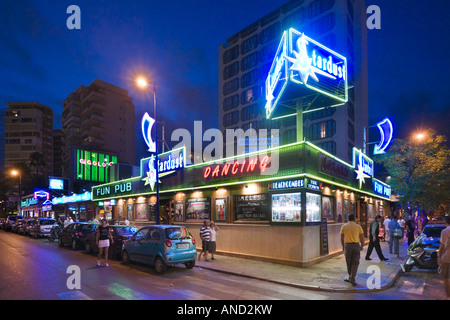 Pub in Calle Gerona di notte, centro resort, Benidorm, Costa Blanca, Spagna Foto Stock