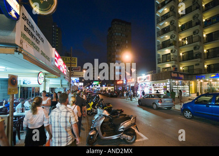 Calle Gerona di notte, centro resort, Benidorm, Costa Blanca, Spagna Foto Stock