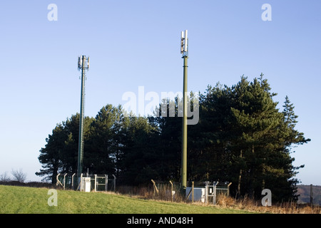 Antenne per telefonia mobile nella campagna del Peak District nel Derbyshire Foto Stock