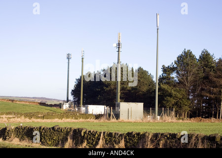 Antenne per telefonia mobile nella campagna del Peak District nel Derbyshire Foto Stock