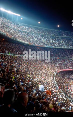 La folla guarda FC Barcellona vs Real Zaragoza partita di calcio allo Stadio Camp Nou a Barcellona Foto Stock