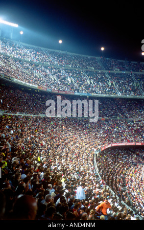 La folla guarda FC Barcellona vs Real Zaragoza partita di calcio allo Stadio Camp Nou a Barcellona Foto Stock