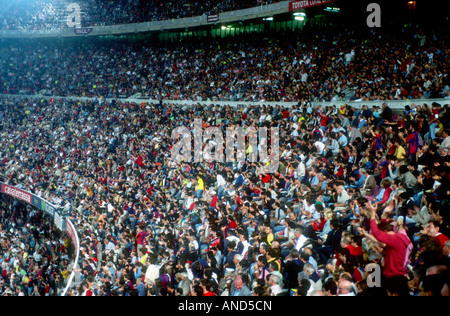 La folla guarda FC Barcellona vs Real Zaragoza partita di calcio allo Stadio Camp Nou a Barcellona Foto Stock