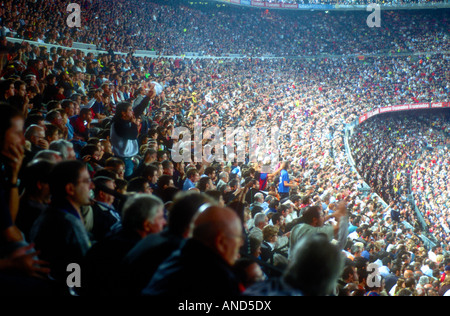 La folla guarda FC Barcellona vs Real Zaragoza partita di calcio allo Stadio Camp Nou a Barcellona Foto Stock