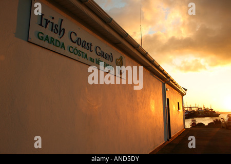 La Irish Coast Guard, Tramonto, Moville, Lough Foyle in corrispondenza del bordo dell'Atlantico, Donegal Inishowen, Irlanda Foto Stock