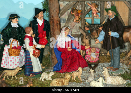 Presepio scultoreo bavarese di Natale realizzato in Oberammergau Scuola figure vestito in vero abbigliamento Bavaria Germania Europa Foto Stock