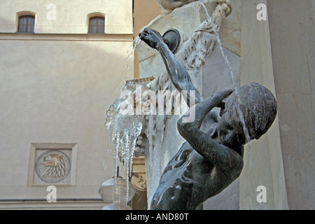 Fontana ghiacciata Brunnenbuberl a Stachus Karlsplatz Monaco di Baviera Baviera Germania Europa Foto Stock