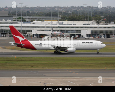 Qantas Boeing 767-300ER decollo dall'Aeroporto di Sydney, Australia Foto Stock