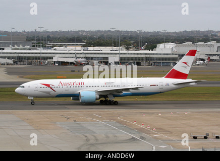 Long Haul viaggi aerei. Austrian Airlines Boeing 777-200 ER widebody jet del passeggero aereo in rullaggio a Aeroporto di Sydney, Australia Foto Stock