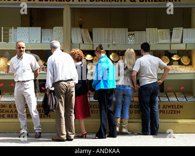 Belgio Bruxelles stazione ferroviaria di window shopping Foto Stock