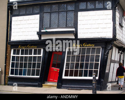 La storta porta del vecchio King's school shop in Canterbury Kent England Foto Stock