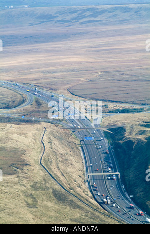 M62 Autostrada Transpennine vertice, vista aerea, nell Inghilterra del Nord Foto Stock