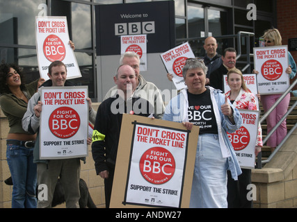 22 maggio 2004 BBC 24hr strike Nottingham BBC Kevin Stanley UFC e Diane Peasey sedia Nottingham al picchetto a Nottingham BBC Foto Stock