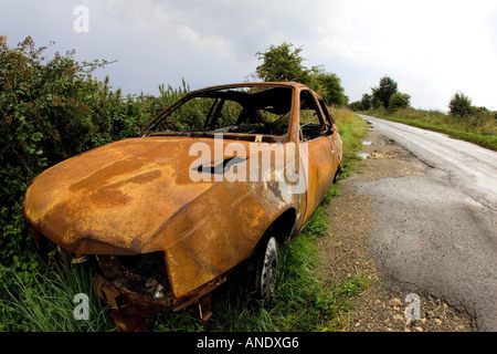 Bruciata auto rottamata sulla strada Oxfordshire, Regno Unito Foto Stock