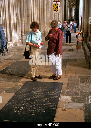 Hampshire Winchester Cathedral i visitatori a Jane Austens tomba Foto Stock