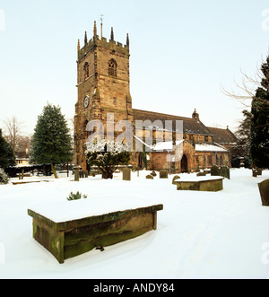 Cheshire inverno Prestbury Saint Peters chiesa nella neve Foto Stock
