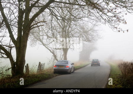 Auto su una strada di campagna Gloucestershire Regno Unito Foto Stock