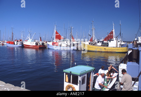 Barche da pesca legato in Vesteroe Harbour sulla isola di Laesoe in Danimarca su una soleggiata giornata estiva Foto Stock