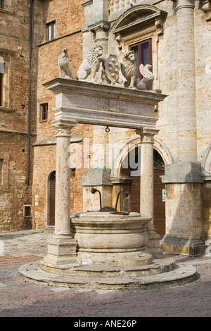 Bene in Piazza Grande Montepulciano Italia Foto Stock