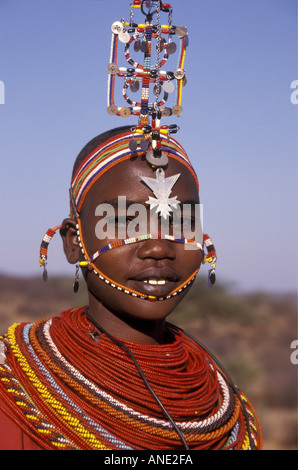 Giovani Samburu sposato donna che indossa una spettacolare di acconciatura tradizionale fatta di perle nei pressi di Samburu National Reserve Kenya Africa Foto Stock