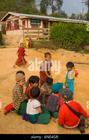 Scuola di villaggio costruito da un locale grassroot ONG denominato RDS per lo sviluppo rurale nella società Foto Stock