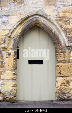 La porta anteriore di un periodo proprietà in Burford in Cotswolds Oxfordshire UK Foto Stock