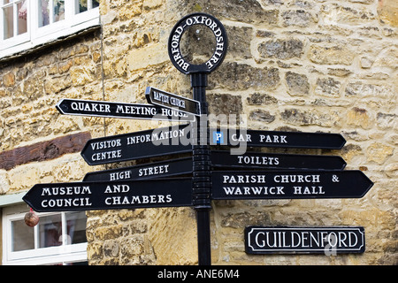 Cartello a Burford in Cotswolds punti al Centro Informazioni Visitatori Parcheggio Auto Chiesa REGNO UNITO Foto Stock