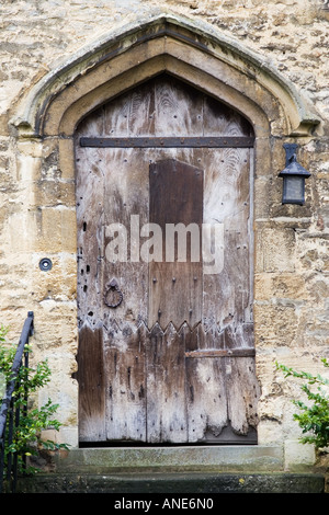 Porta di legno di una casa a Burford in Cotswolds Oxfordshire UK Foto Stock