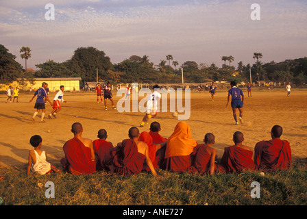 I monaci buddisti a guardare una partita di calcio in Birmania Foto Stock