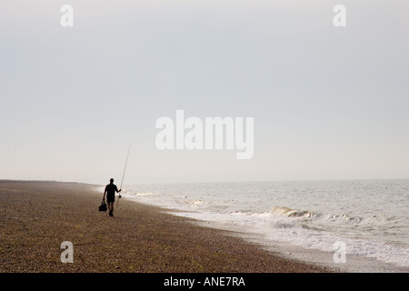 Fisherman passeggiate lungo la spiaggia Cley Norfolk Regno Unito Foto Stock