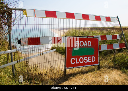 Strada chiusa segno nella parte anteriore del litorale eroso strada sulla costa di Norfolk Regno Unito Foto Stock