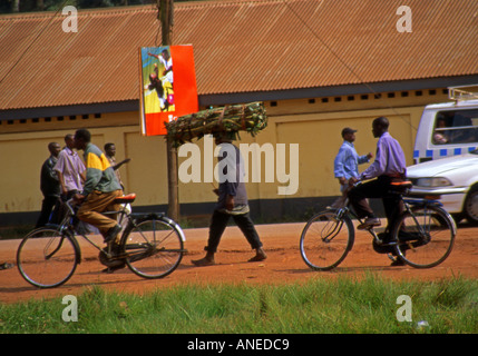 Venite a visitare gli uomini uomo persone commuter in bici trasportare merci capo vicino al confine del Ruanda occupato il bivio Kabale Uganda Africa orientale Foto Stock