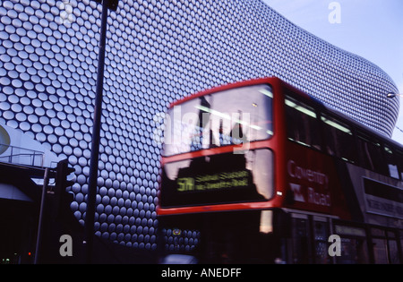 Regno Unito Birmingham Bullring Shopping Complex Selfridges building al tramonto con il passaggio di bus C Bowman Foto Stock