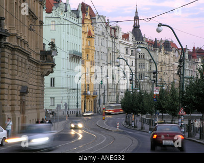 L'ultima luce del giorno che lambisce Masaryk Quay Praga Repubblica Ceca Europa UE Foto Stock