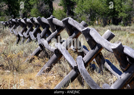 Legno recinzione posta di fronte al Grand Tetons, Wyoming USA Foto Stock
