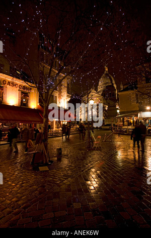 Notte a La Place du Tertre e Sacre Coeur Chiesa a Montmartre Parigi Francia Foto Stock