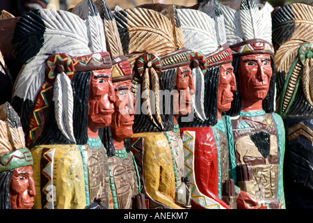 Le statue dei nativi Indiani americani intagliati da legno e verniciato, Jackson Hole, Wyoming Foto Stock