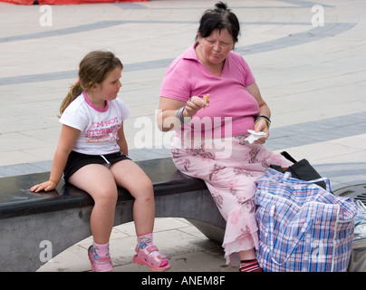 Donna e bambino a mangiare il gelato coni, Tralee, Irlanda. Foto Stock