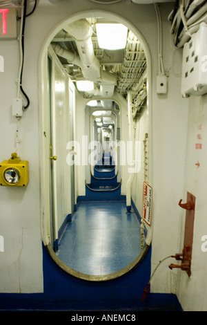 Neverending corridoio del pensionato U.S. Navy corazzata New Jersey. Foto Stock