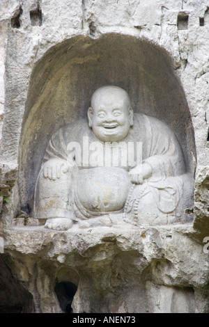 Ridere Buddha scolpita nella roccia presso il Tempio Lingyin in Hangzhou Cina Foto Stock