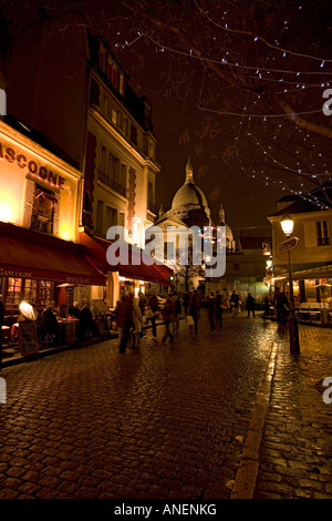 Notte a La Place du Tertre e Sacre Coeur Chiesa a Montmartre Parigi Francia Foto Stock