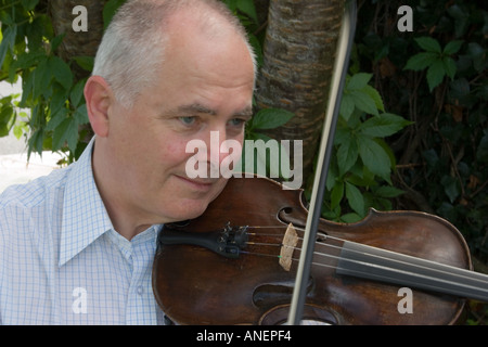 Inglese suona il violino all'esterno. La musica tradizionale irlandese, Tipperary, Irlanda Foto Stock